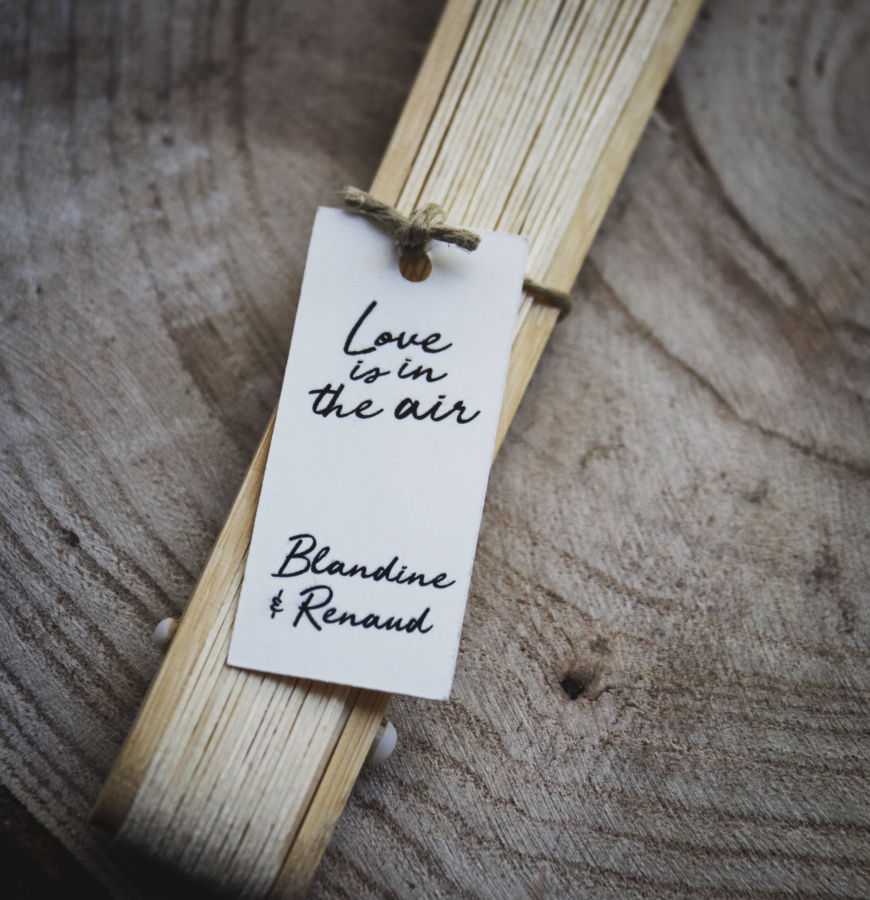 Éventail en papier avec étiquette – minimum 20 pièces