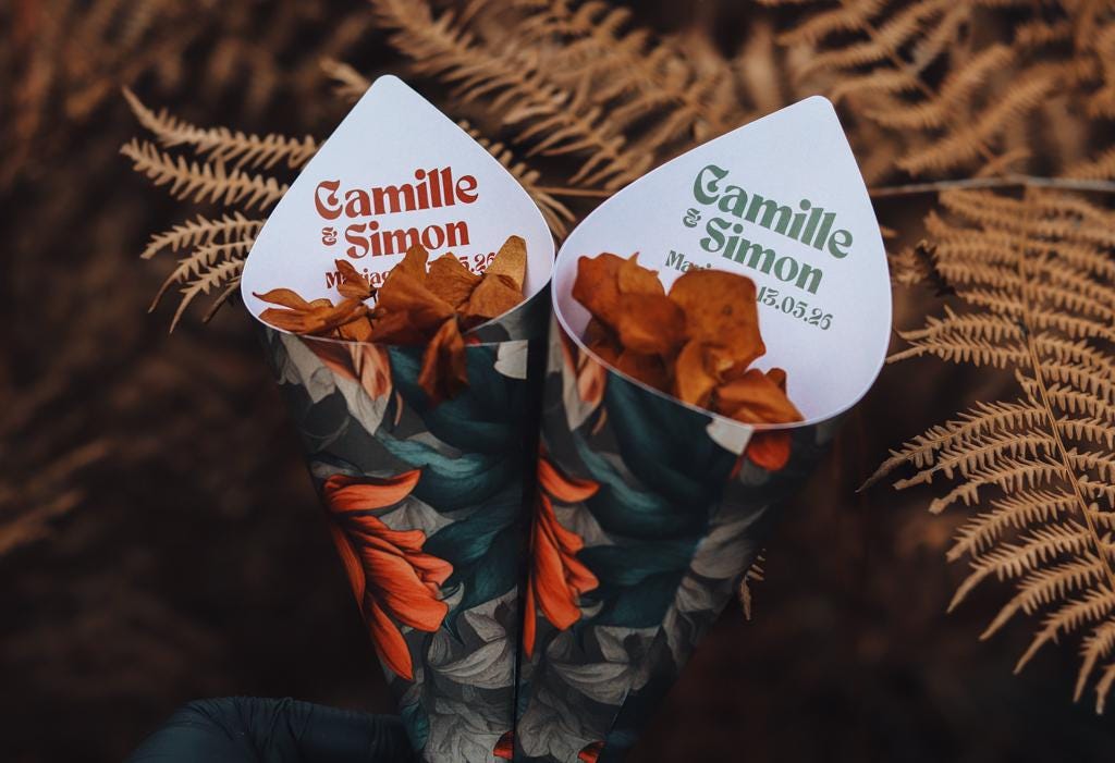 Cônes de mariage personnalisés en papier fleuri et élégant