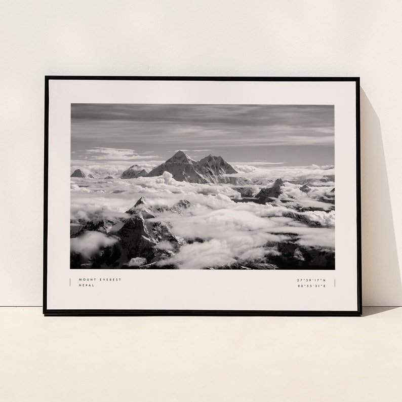 Pu&ograve; includere: Una fotografia in bianco e nero del Monte Everest, la montagna pi&ugrave; alta del mondo, con cime innevate e nuvole sullo sfondo. L'immagine include il testo "MOUNT EVEREST NEPAL 27&deg;59'17"N 86&deg;55'31"E".