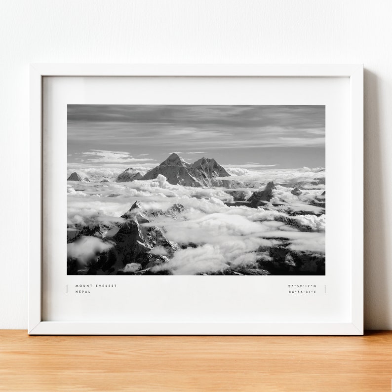 Pu&ograve; includere: Una fotografia in bianco e nero del Monte Everest, la montagna pi&ugrave; alta del mondo, con cime innevate e nuvole sullo sfondo. Il testo "MOUNT EVEREST NEPAL 27&deg;59'17"N 86&deg;55'31"E" &egrave; stampato nella parte inferiore dell'immagine.