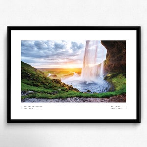 Op de afbeelding: Een panoramische foto van een waterval die over een klif in IJsland stort. De waterval wordt omringd door weelderige groene vegetatie en een blauw waterbekken. De zon gaat in de verte onder en werpt een warme gloed over het landschap. De tekst "Seljalandsfoss, Iceland" en "63.62&deg; N, 19.98&deg; W" is onderaan de afbeelding gedrukt.