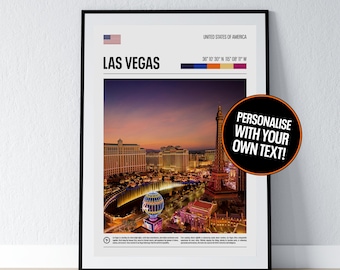 Può includere: Un poster in bianco e nero con una foto dello skyline di Las Vegas di notte. Il poster ha il testo "Las Vegas" e "Stati Uniti d'America" in alto. Il poster ha anche le coordinate "36° 10' 30" N 115° 08' 11" W" e il testo "Personalizza con il tuo testo!" in un cerchio.