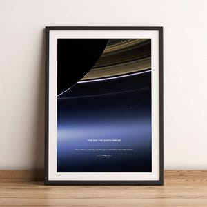 Il giorno in cui la Terra sorrise, Saturno, Poster spaziale, Stampa spaziale, Ispirazione, Terra, Astronomia, Minimalista, Arte murale, Arredamento per la casa, Fantascienza
