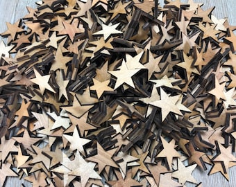 Puede incluir: Un montón grande de estrellas de madera de varios tamaños. Las estrellas son de color marrón claro y tienen una veta de madera natural.