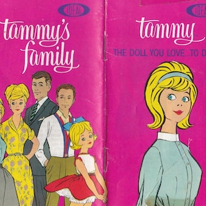 Könnte beinhalten: Vintage Buchcover in Pink mit der Puppe "Tammy" und ihrer Familie. Die Illustration zeigt die Puppe und ihre Familie. Der Text "Tammy's Family" und "The Doll You Love to Dress" ist in Weiß dargestellt.