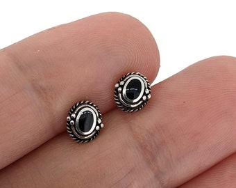 9ct Gold Black Onyx Oval Stud earrings Gift Boxed 9ct Gold Black Onyx Oval Stud earrings Gift Boxed