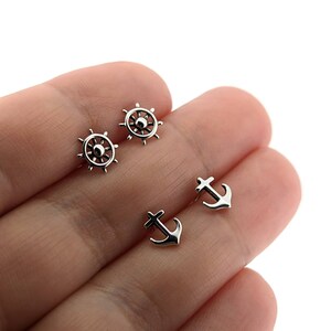 Boucles d'oreilles nautiques délicates clous d'ancre et de casque en argent sterling