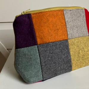 Patchwork make-up bag, handmade and fully lined with zipper, multicolour.