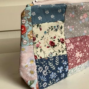 Patchwork make-up bag, handmade and fully lined with zipper, multicolour.