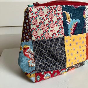 Patchwork make-up bag, handmade and fully lined with zipper, multicolour.