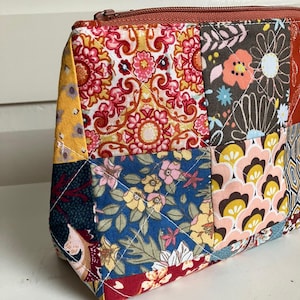 Patchwork make-up bag, handmade and fully lined with zipper, multicolour.