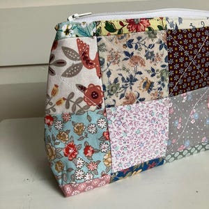 Patchwork make-up bag, handmade and fully lined with zipper, multicolour.