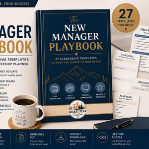 Puede incluir: Un libro azul oscuro titulado The New Manager Playbook con texto dorado y gráficos de montañas, acompañado de varias plantillas de papel blanco, una taza de café blanca con el texto Lead Inspire Grow y un bolígrafo negro.