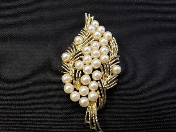 Vintage Gold Tone Faux Pearl Leaf Shape Brooch - image 3