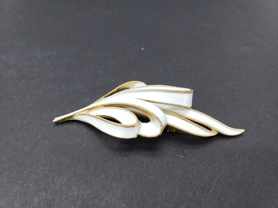 Crown Trifari Elegant Vintage White Enamel Collec… - image 1