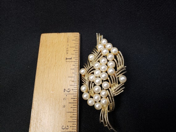 Vintage Gold Tone Faux Pearl Leaf Shape Brooch - image 6