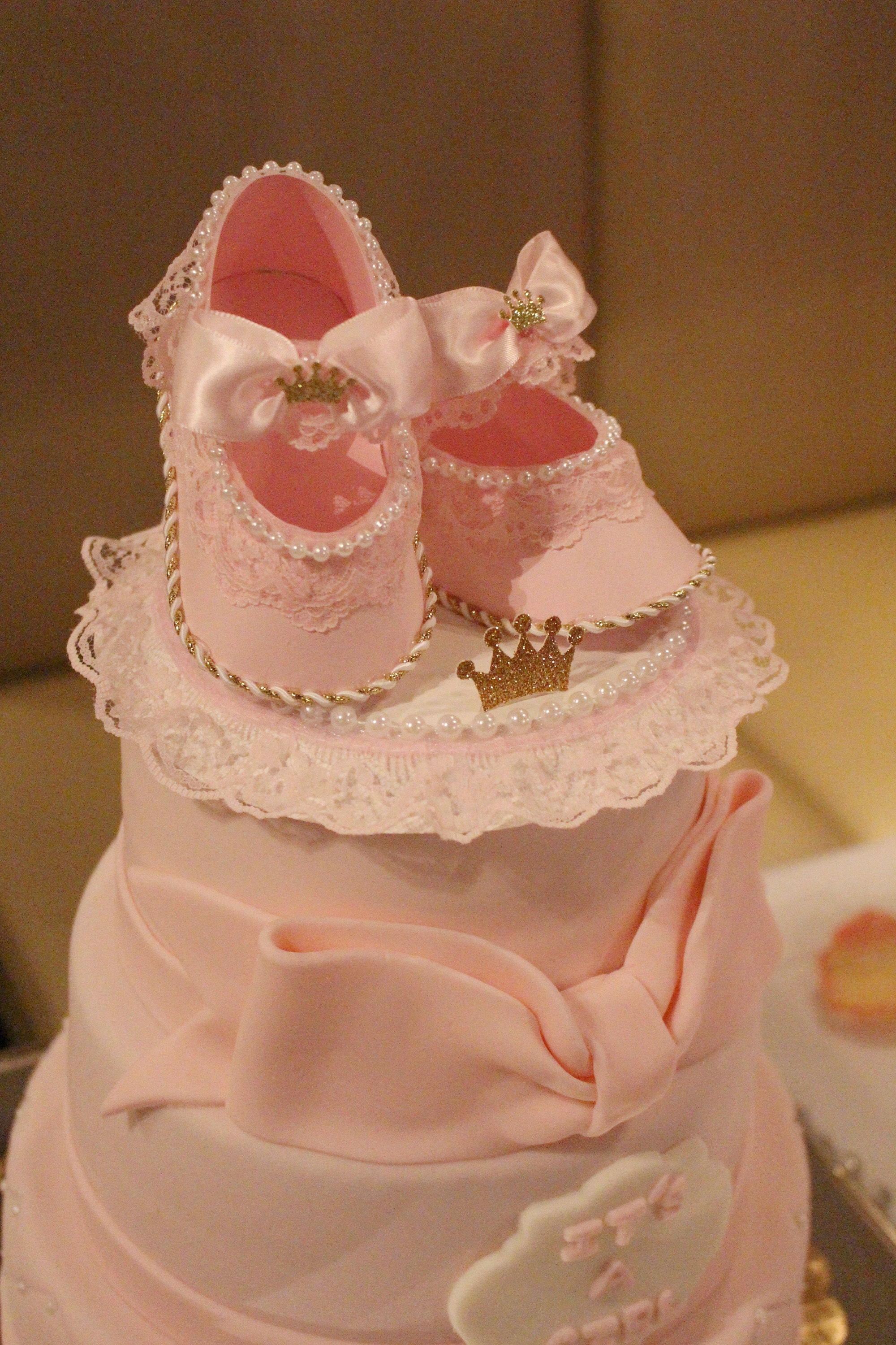 Cute Cake Topper Shoes/ Crown Baby Shower/ Unique Shoes/ Elegantly Paper Shoes/ Girl Baby Shower Cake Topper/ Coral Baby Shower/ Favors.