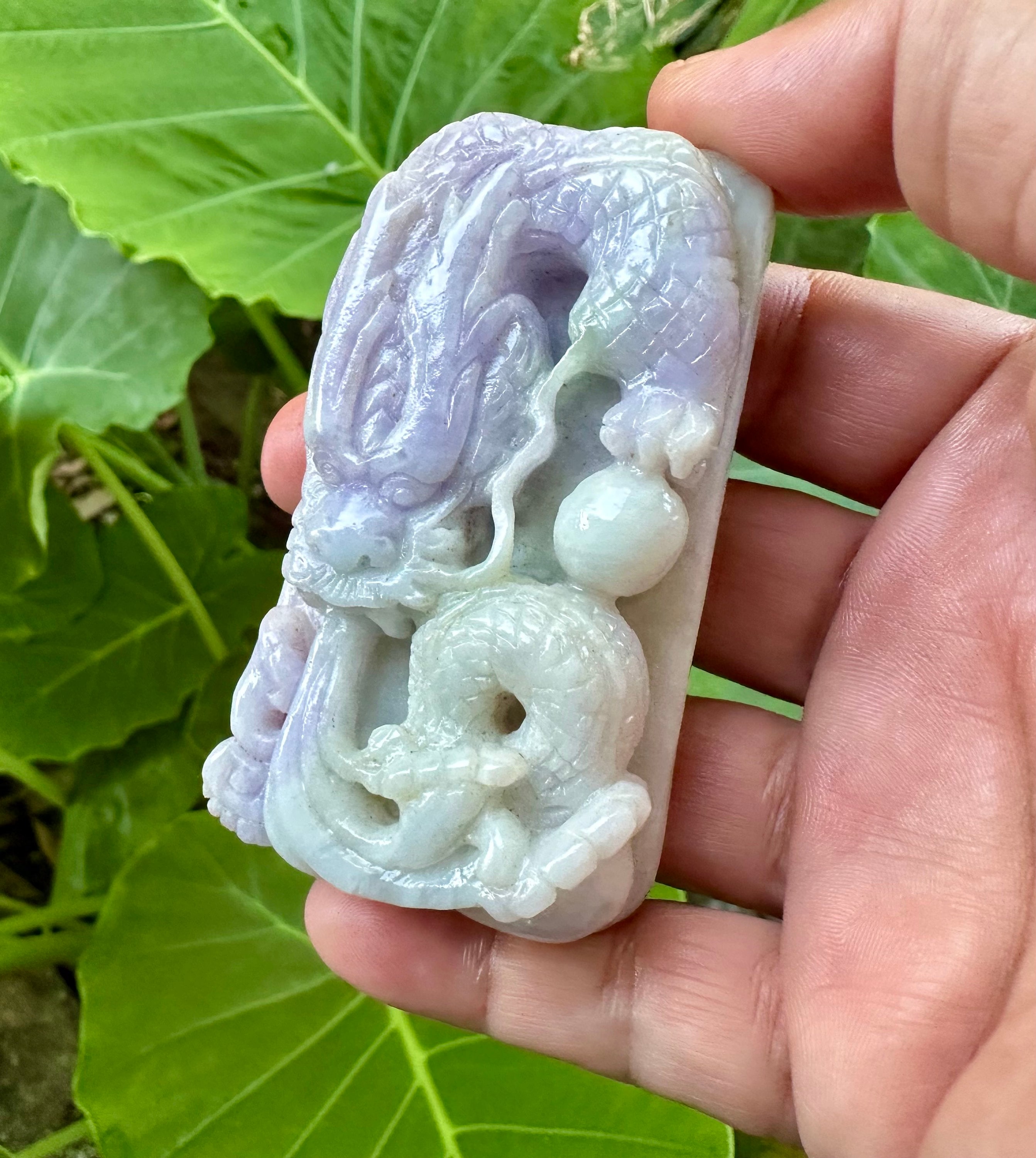 彫刻されたドラゴンのラベンダージェダイトペンダント：ツートンの