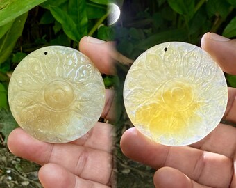Pendentif jadéite jaune glacial birman de type A 89,50 carats, mauvais œil sculpté