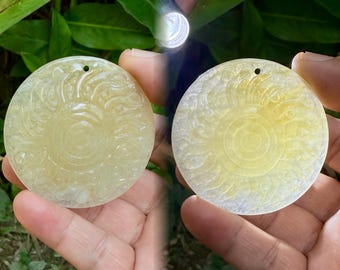 Pendentif en jadéite jaune glacial birman de type A, 121,50 carats, sculpté mauvais oeil