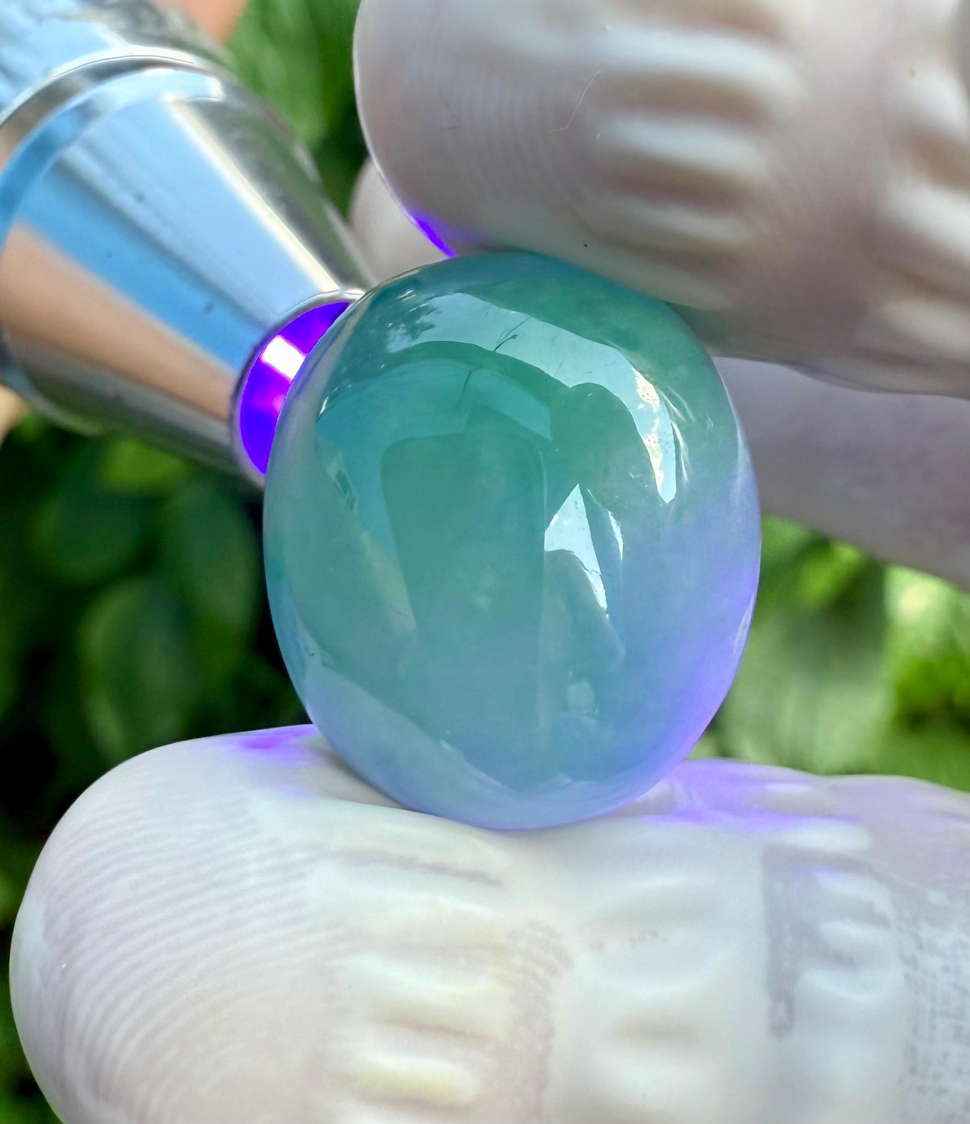 Cabochon De Jadéite Vert Calme Rare – 38 Carats, Provenance Japon – Pierre Précieuse Pour Création