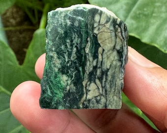 Natural Maw sit sit Rare (Ghost Makes) Lastra di giada grezza, giadeite verde birmana (non trattata) 78,00 grammi Pietra preziosa tagliata a mano