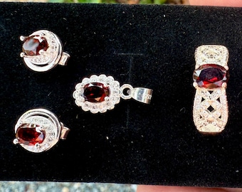 Set di gioielli in argento sterling con granato naturale: anello, orecchini, pendente