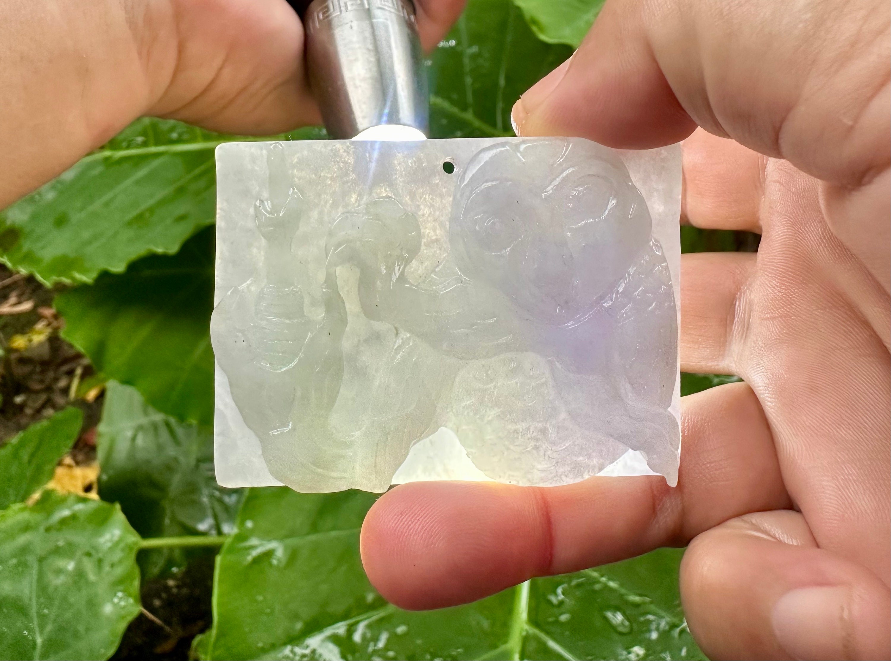 ラベンダーグリーン翡翠イーグルペンダント：ビルマ産彫刻翡翠