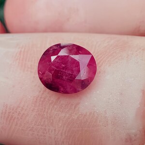 Sällsynt AIG-certifierad 1,37 karat naturlig rubin burmesisk Mong Hsu (rubin med blå kärna) obehandlad