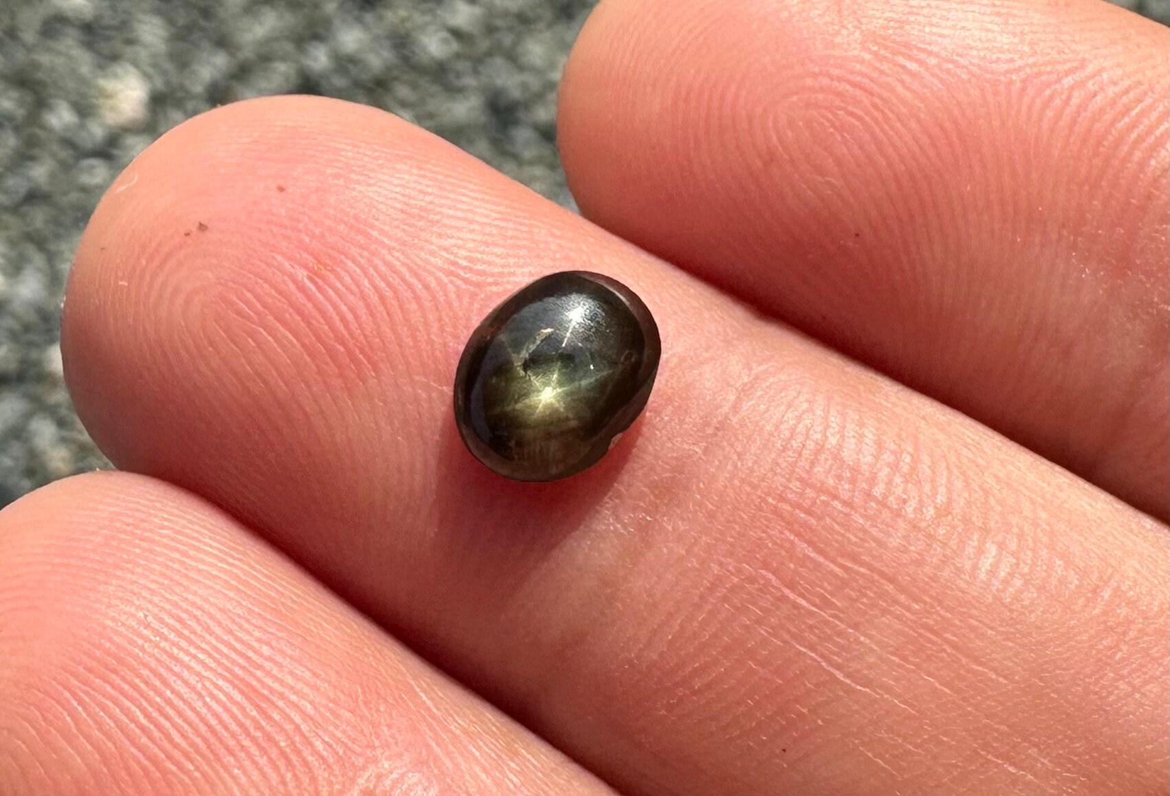 Saphir étoilé Noir 4,70 Carats - Reflets Dorés - Thaïlande - Pierre Précieuse Naturelle