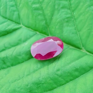 以下が含まれることがあります： 斑点のあるマット仕上げのセラミックマグカップ3個セット。マグカップはクリーム色、ライトグレー、ダークグレーの色合いです。各マグカップはシンプルでミニマリストなデザインで、コーヒーや紅茶に最適です。