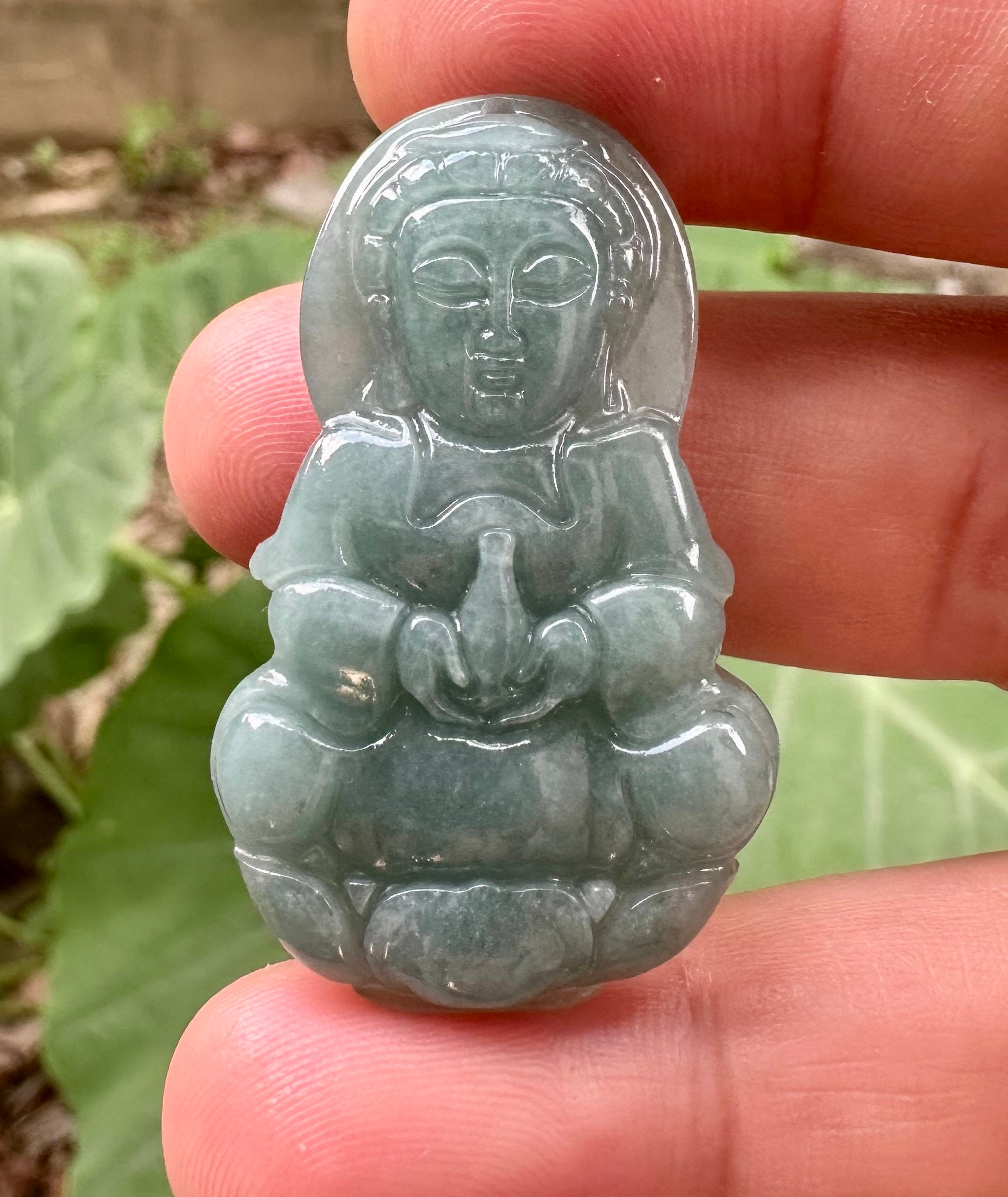 Pendentif Bouddha Guanyin En Jade Vert Clair Semi-translucide - Naturel, Taille Ovale, Sculpture Fine