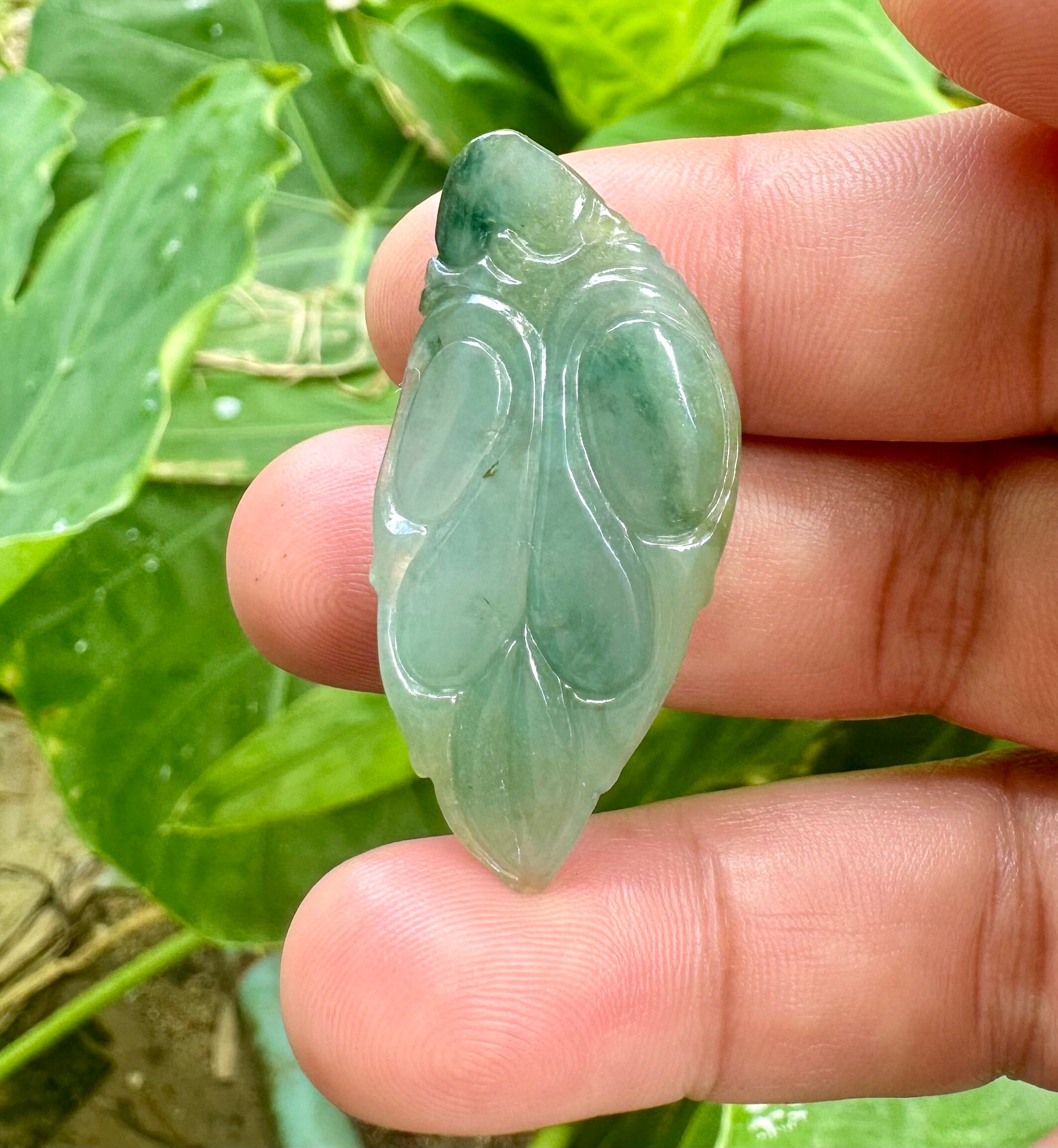淡いグリーンに渋め模様が綺麗♪ 大きなJADEITE 本翡翠 原石1面磨き648