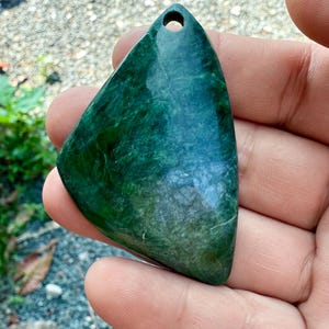 Maw Sit Sit Jade Anhänger: Kosmochlor Burma Edelstein (60x35x11 mm)
