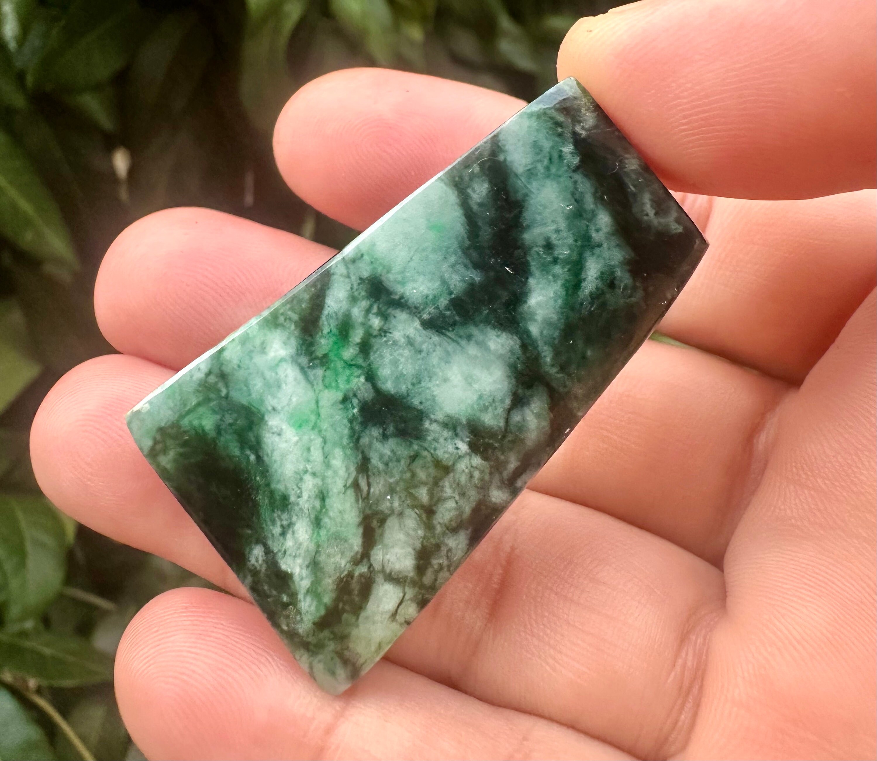 Pendentif en jade vert impérial du Myanmar, serti d'or blanc 18 carats - En vente sur France Pendentif en jade vert impérial du Myanmar, serti d'or blanc 18 carats - En vente sur France