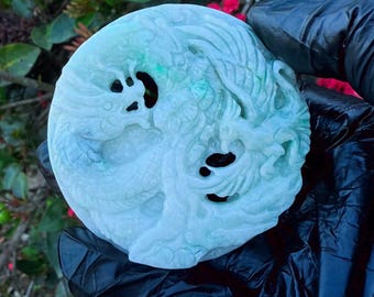 ライトグリーンのビルマ翡翠彫刻の龍と鳳凰ペンダント：半透明の翡翠