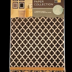 Puede incluir: Un paquete de hojas de papel premium con un diseño de trébol negro y blanco. El paquete contiene 5 hojas, cada una de 21,6 x 27,9 cm. El embalaje incluye el texto "Premium Paper Collection".