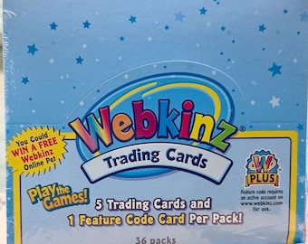 Könnte beinhalten: Eine versiegelte Schachtel mit Webkinz-Sammelkarten. Die Schachtel ist hellblau mit einem Sternmuster und zeigt das Webkinz-Logo. Der Text auf der Schachtel lautet "Trading Cards", "5 Trading Cards and 1 Feature Code Card Per Pack!" und "36 packs".