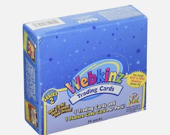 Könnte beinhalten: Eine blaue Box mit Webkinz Trading Cards, Serie 2. Die Box zeigt das Webkinz-Logo und den Text "5 Trading Cards und 1 Feature Code Card pro Packung!" und "36 Packs". Die Box hat Sterngrafiken.