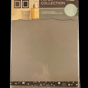 Puede incluir: Un paquete de hojas de papel de primera calidad. El paquete contiene 5 hojas de papel impreso de 21,6 x 27,9 cm. El paquete tiene el texto "PREMIUM PAPER COLLECTION" y "DC WV". Incluye estrellas de aluminio, purpurina corrugada y hojas de guitarra de aluminio.