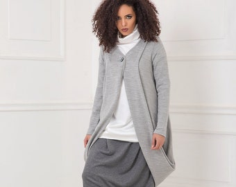 Cardigan d’hiver manches longues pour femme en gris. Cardigan en coton plus grande taille tricoté