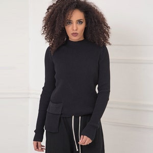 Haut en tricot de coton côtelé noir : chemisier asymétrique avec poche