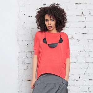 Koralltopp, Draperad blus, Asymmetrisk topp, Minimalistisk t-shirt, Damtopp, Elegant t-shirt, Vårtopp, Bohokläder, Festt-shirt, Romantisk topp