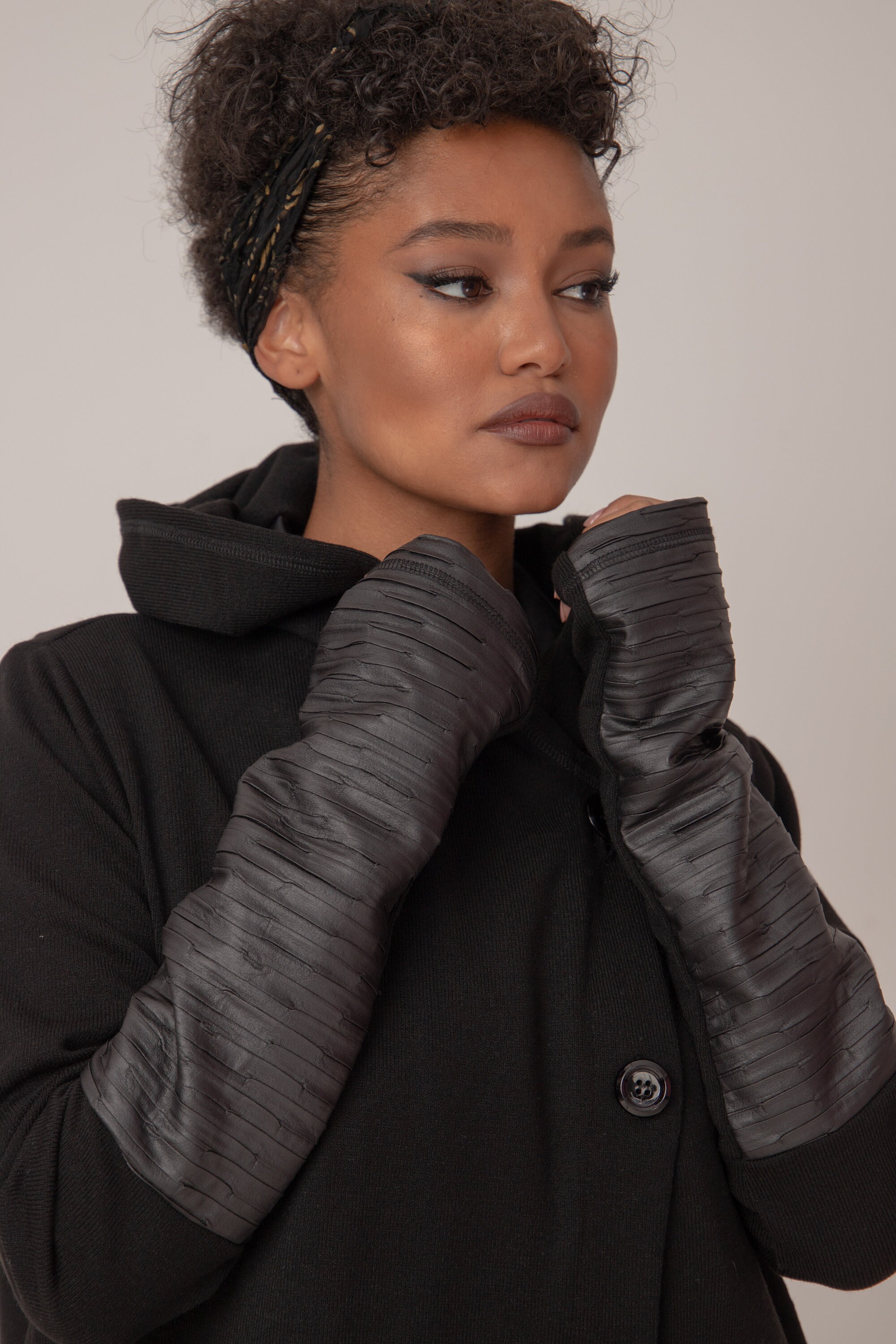 プラスサイズ マキシ丈セーターコート：ヴィーガンレザーのブラック