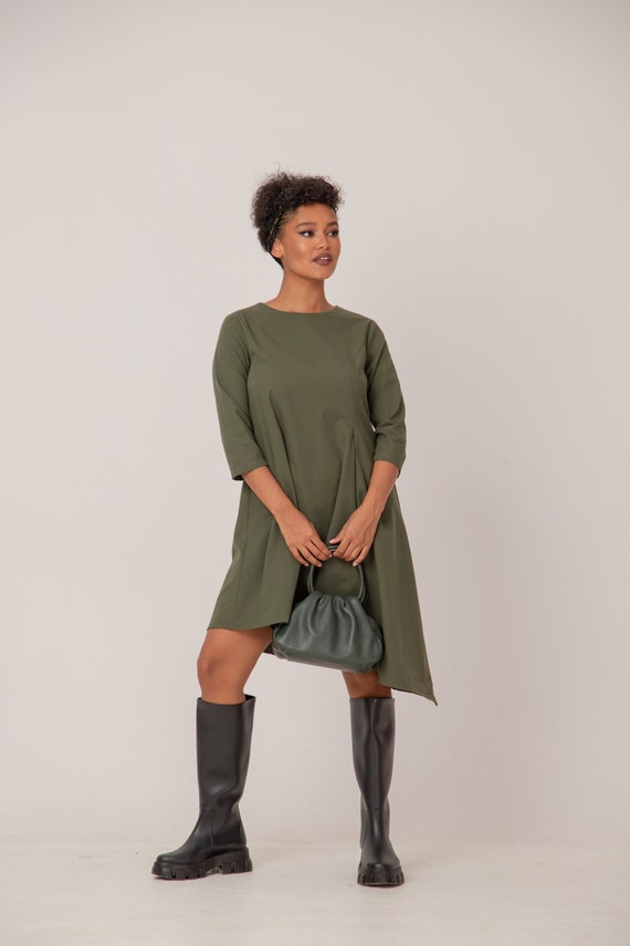 Vestido verde militar de algodón, corte A: media manga por encima