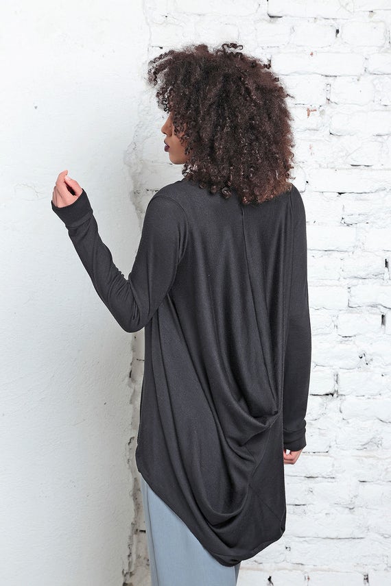 blusa negra holgada