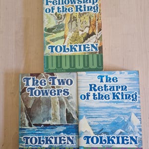 La trilogie du Seigneur des livres. J.R.R. Tolkien. Livres brochés à débloquer. La Communauté des Anneaux. Les Deux Tours. Le retour du roi. 1974.