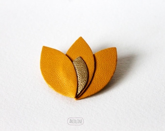 Broche Lotus Pétales cuir Ocre