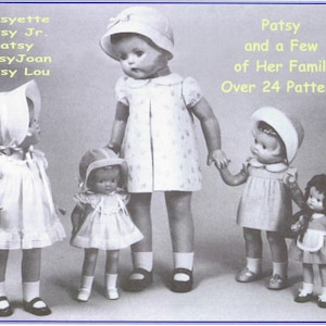 Può includere: Immagine in bianco e nero con diverse bambole Patsy, ognuna vestita con abiti e cappelli diversi. L'immagine include il testo che recita "Patsy and a Few of Her Family Over 24 Patterns."