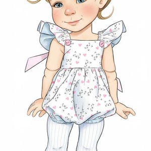 Puede incluir: Ilustración de una niña pequeña con cabello rubio en coletas, vistiendo un pelele blanco con patrones de corazones rosas y caras de gato. El pelele tiene detalles en azul y rosa, y lleva medias blancas a rayas y zapatos blancos.